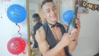Twink jovem esfrega o pau duro na webcam