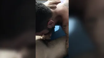 Joven twink peludo es follado a pelo por la gran polla de su amigo
