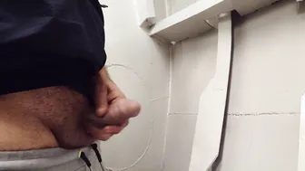 Daddy gordinho recebe boquete kinky de twink excitado no trabalho
