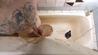 Jeune minet voyeur se masturbe sous la douche