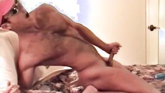 Jeune poilu se branle sa grosse bite et éjacule