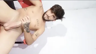 Twink solo masturba seu pau duro em sessão de punheta amadora