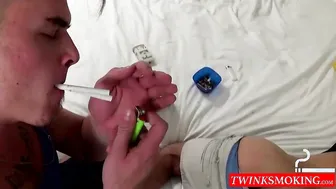 सिगरेट पीने वाले ट्विंक फेलिक्स वार्नर और ब्लेक स्टोन चूमते हैं और ...