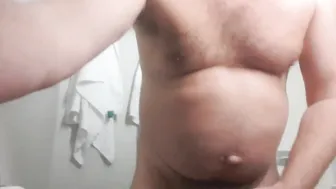 شاب أملس يأخذ زب سمين في نيك شرجي قاسي