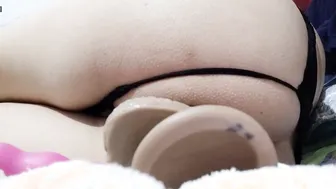 L'ours noir dilate son cul avec des sextoys en séance anale solo