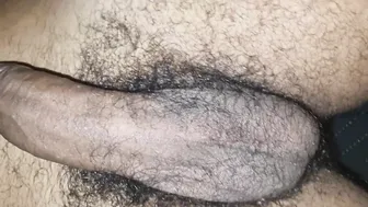 Gehängter heterosexueller typ wird hart und wichst mit einem kumpel