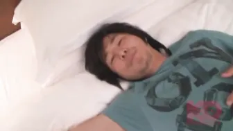 Un twink japonais séduit et baise son camarade de classe hétéro pen...