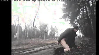 Masturbación anal al aire libre en un bosque público