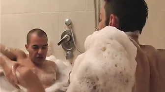 Um twink israelense aproveita anal com pau grande e boquete na banh...
