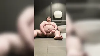 Gordo se masturba y se corre en baño público