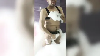 कोलंबियाई ट्विंक को बाथटब में हैंडजॉब मिलती है