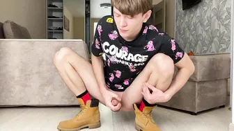 Twink flaco con gran polla se masturba hasta correrse