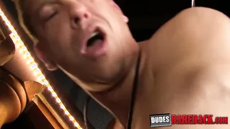Ryan musculoso e jay cummings fazem sexo anal bareback nas escadas