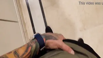 Amigo de academia curioso recebe sexo anal sem camisinha de parceir...