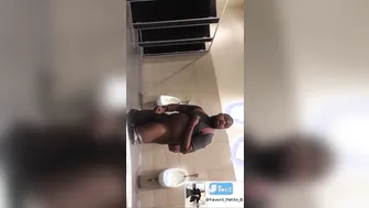 Un ours noir branle sa grosse bite épaisse en solo dans une branlet...