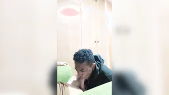 Jovem fode sem camisinha e leva gozada de pica preta