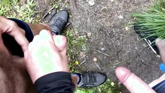 Deux minets se branlent mutuellement dans les bois