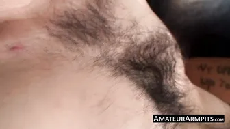 Twink magro e peludo se masturba e goza uma grande porra grossa