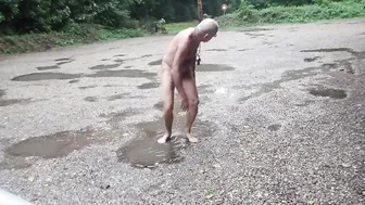 Pai exibicionista se masturba em poças de chuva ao ar livre