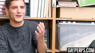 Ladrão twink é fodido sem camisinha por oficial negro após boquete