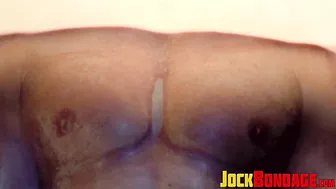 Tipo musculoso atado y atormentado con bordado y oral rudo
