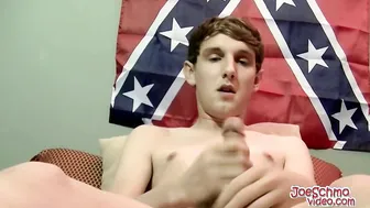 O twink magro woody bate sua pica grossa e é chupado por daddy mais...