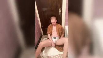 Solito jovencito juega con su culo y se masturba al borde del orgasmo