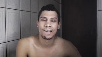 Solo twink se masturba la polla dura en vídeo amateur hd