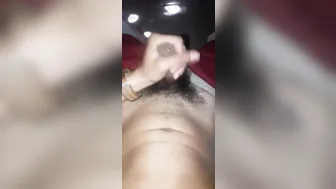 ソロ男が親密なアマチュアセッションで大きなチンポをシコシコする