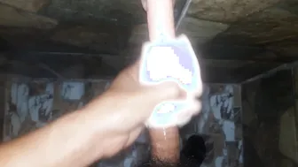 Chico amateur acoplando su gran polla con un consolador y masturbán...