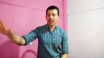O barbeiro dá um blowjob e uma trepada hardcore ao cliente com um p...