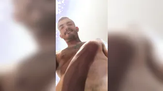 Mec solo avec une grosse bite se branle et se doigte le cul