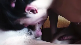 Twink-freund gibt leidenschaftlichen blowjob und handjob an großem ...
