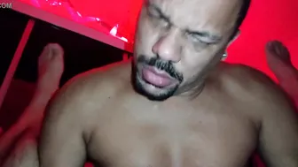 Tío masculino casado toma polla negra en anal en trío
