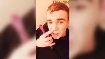 Femboy twink goza no próprio rosto em sessão solo