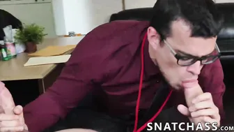 Muskulöse büro-hunks ficken den geek nach der arbeit bareback