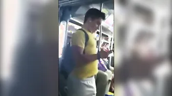 Amateur-twink zeigt große beule in de...