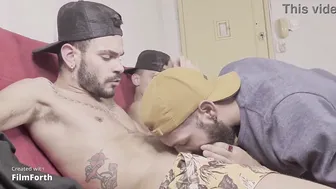 Trío interracial con anal, juegos de meadas y doble penetración