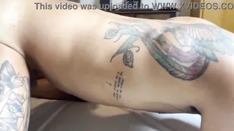 Orgia bareback com um adolescente que adora chupar pau grande