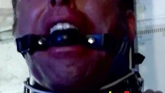 Jock musculoso atado y masturbado en dominación bdsm