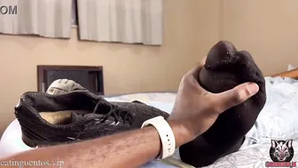 ソロ男性が巨大な臭い足を見せつける