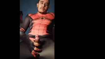 Solo en cosplay de spider-man con paja y corrida