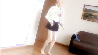 Travesti solo joue et danse sur webcam