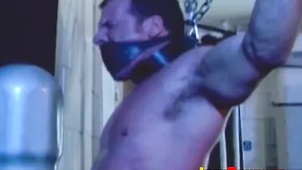 Chico musculoso atado y azotado en sesión de bondage