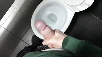 Adolescente se masturba su gran polla en baño público