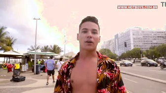 Dois adolescentes excitados testam uma cama nova com um sexo a três...