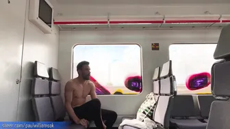 Latino bronceado se desnuda y se masturba en tren público