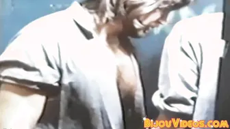 मांसल मर्द काम के ब्रेक के दौरान रेट्रो ग्लोरी होल ब्लोजॉब का आनंद ...
