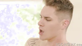O twink tatuado zak bishop monta arad win win e goza forte