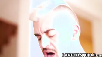 Jock blanco intercambia mamadas antes de montar a pelo sobre una gr...